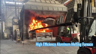 Forklift Mengumpankan Scrap Aluminium ke Tungku Peleburan Aluminium